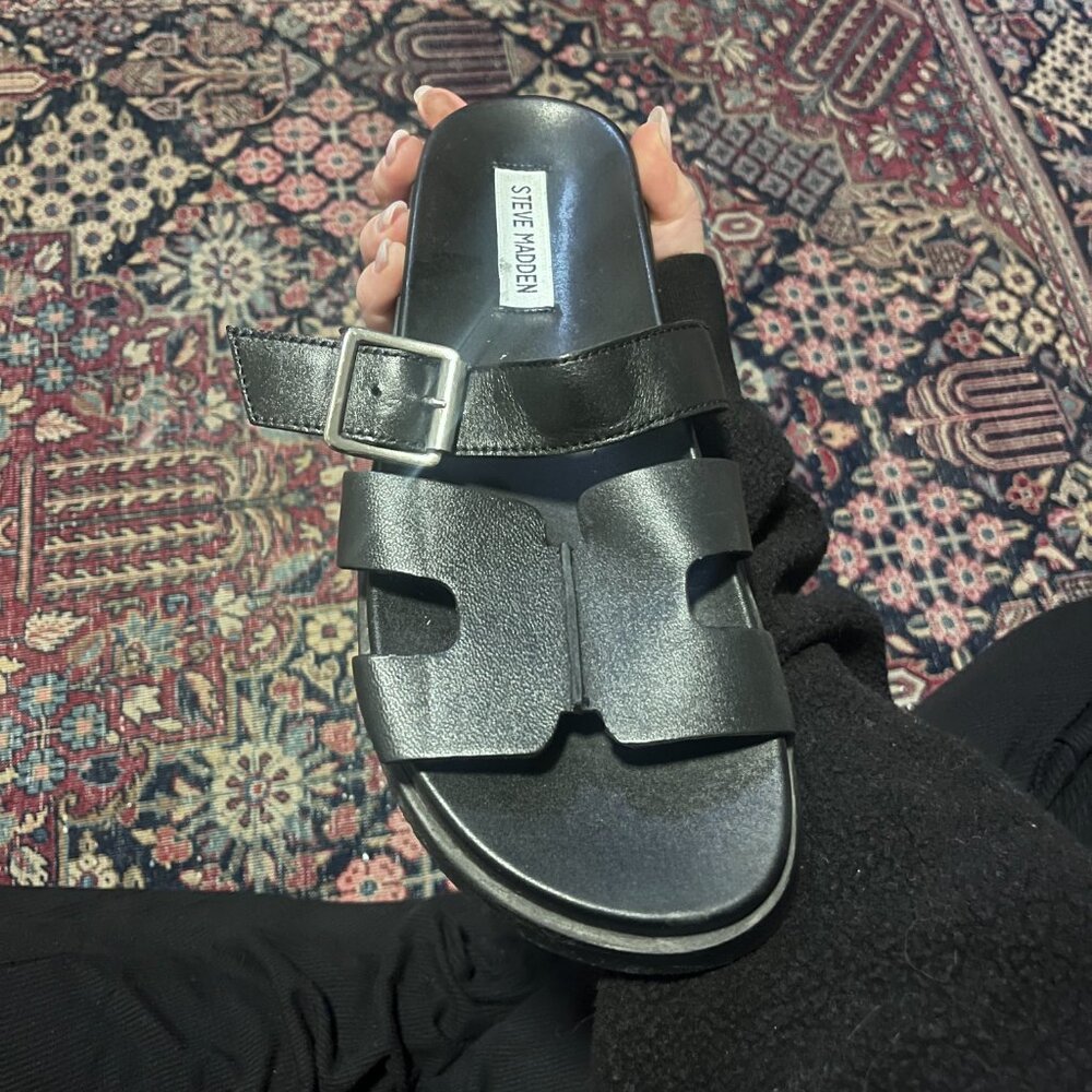 Steve Madden flatform slide sandals in black leather. - Picture 2 of 5